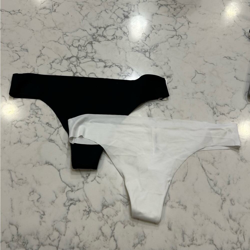 2 Old Navy NWT Thong Underwear Black & White Size Large